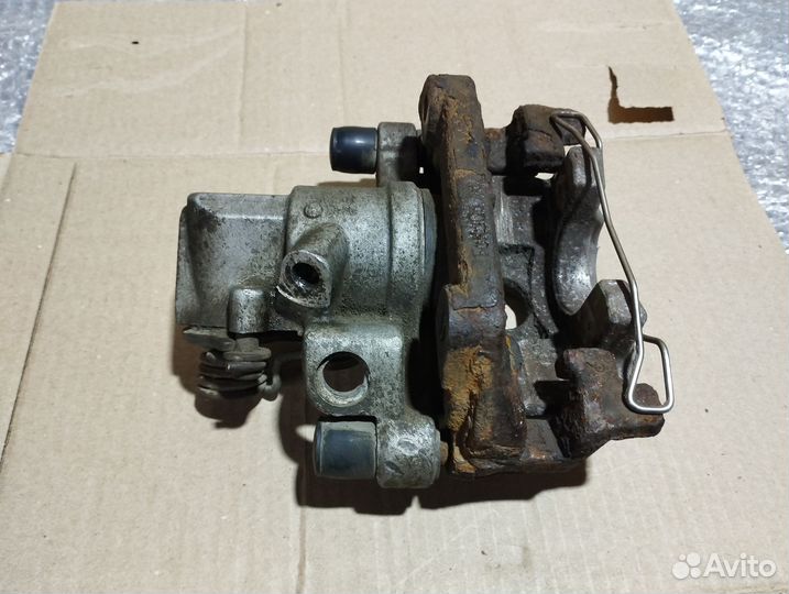 Суппорт тормозной задний правый Ford Focus 3