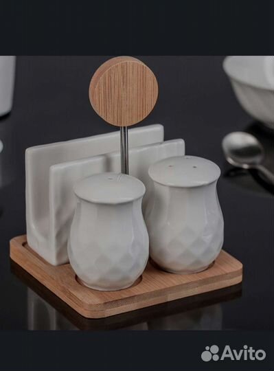 Набор для специй на деревянной подставке