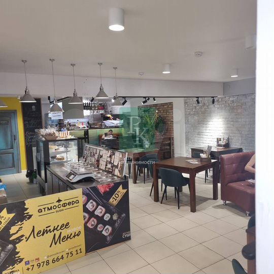 Помещение 54 м² на первой линии в крупном жилом ма