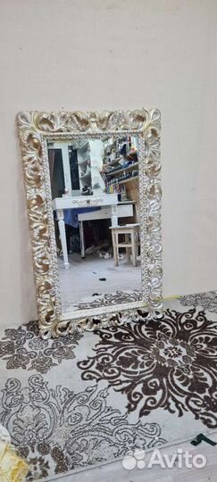 Зеркало настенное в резной раме