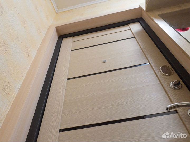 Входная дверь новая металлическая