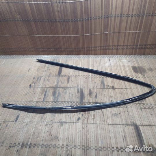 Молдинг стекла задний левый Mercedes-Benz