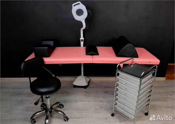 Кушетка этажерка парикмахерская стул мастера лампа