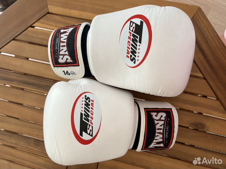 Боксерские перчатки Twins 16