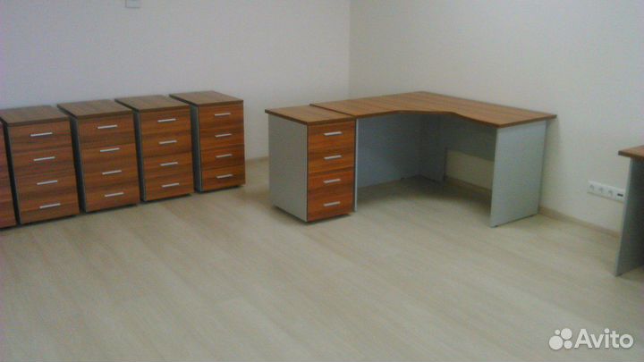 Офисные столы, тумбы, стеллажи