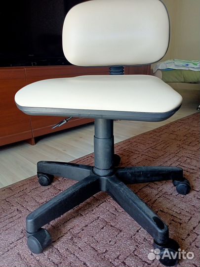 Стул для мастера маникюра бу