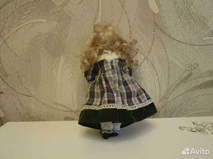 Кукла фарфоровая
