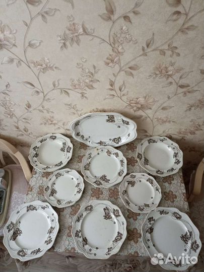 Тарелки, сервировочное блюдо. 