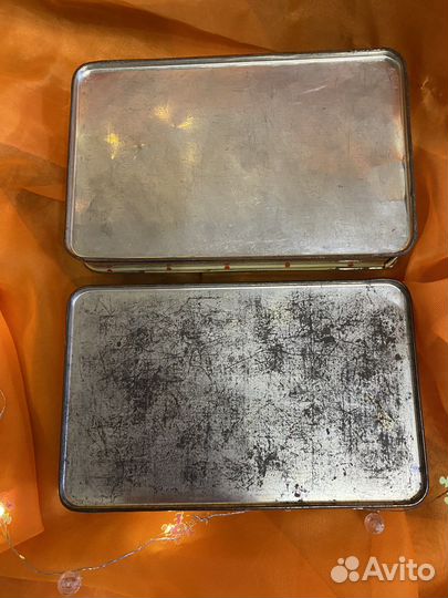 Две жестяные коробки Москва Кремль