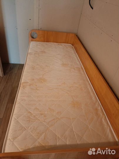 Кровать с новым матрасом