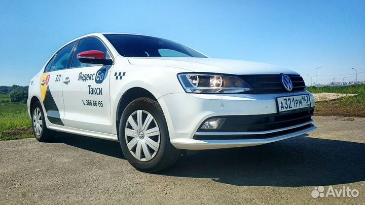 Водитель такси на автомобиле компании