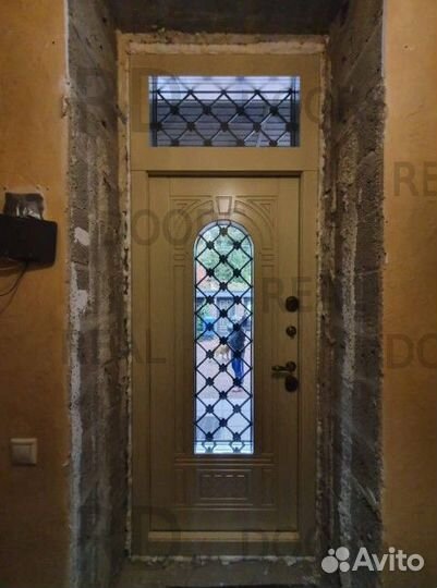 Уличная входная дверь со стеклом и фрамугой