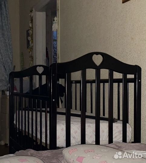 Детская кроватка с маятником