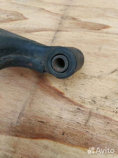 Передний левый рычаг Prius 20