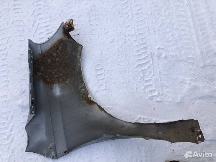 Крыло переднее левое toyota yaris 1