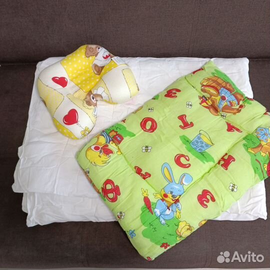 Детское одеяло и подушка в кроватку