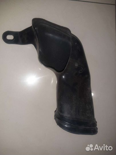 Патрубок воздухозаборника Субару Форестер 2006 г.в