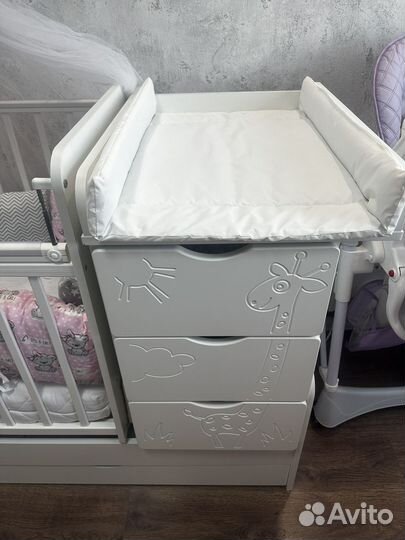 Детская кроватка с маятником и пеленальным комодом