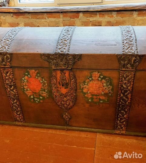 Сундук старинный