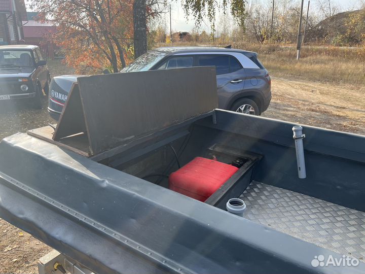Лодка с мотором и прицепом