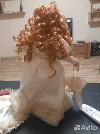 Кукла фарфоровая
