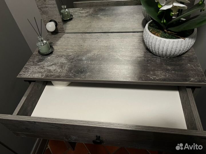 Туалетный столик с зеркалом и подсветкой