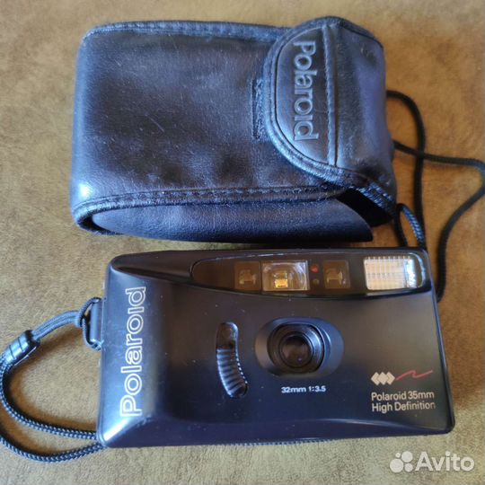 Плёночные фотоаппараты Canon и Polaroid