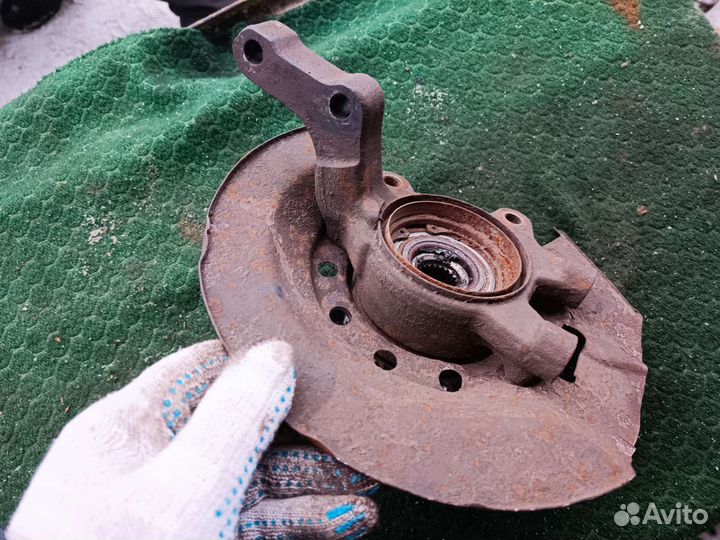 Поворотный кулак левый Лада Калина 1 2006 г