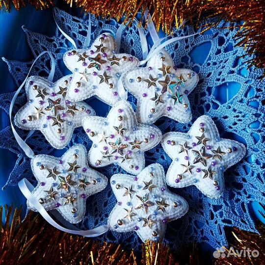 Вязаные елочные игрушки с декором