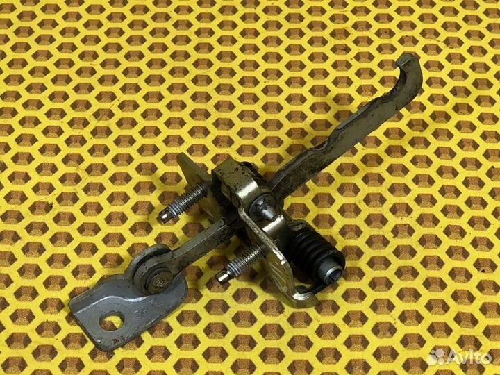 Ограничитель двери передний правый Renault Logan