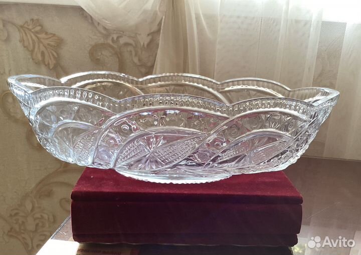 Хрустальные вазы-ладьи и ваза для цветов