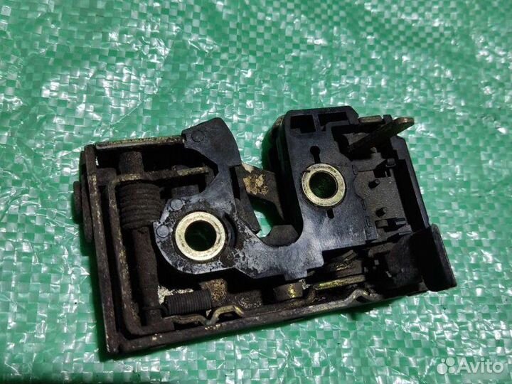 Замок двери задний левый Volkswagen Passat B3