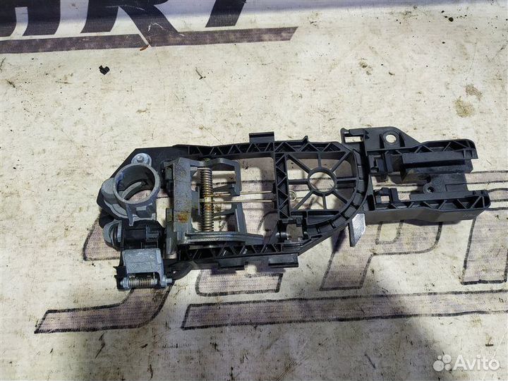 Кронштейн ручки двери правый Volkswagen Passat B6