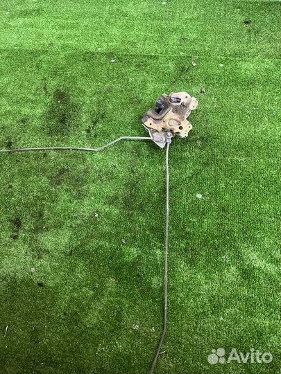 Замок двери задний правый Nissan Sunny FB-15