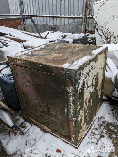 Сейф металлический