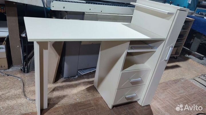 Маникюрный стол эргоном