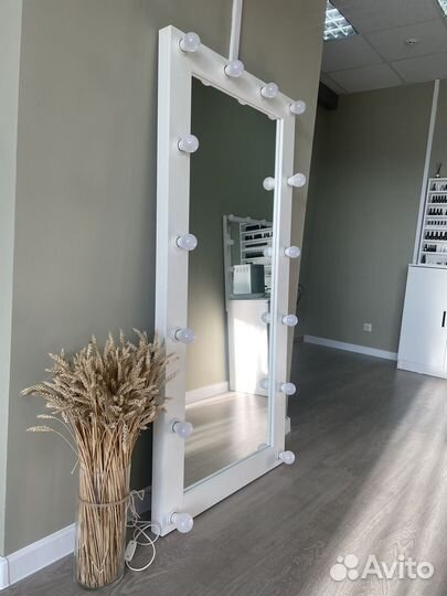 Гримерное зеркало с лампочками