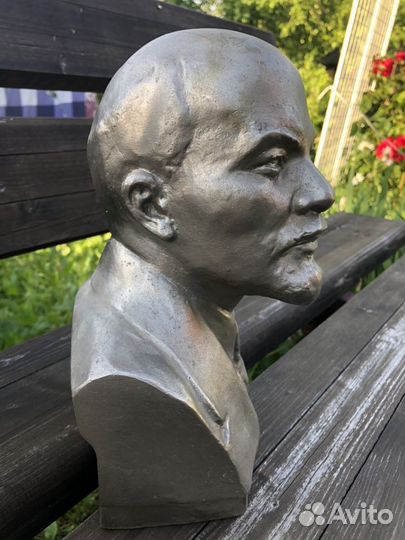 Бюст В. И. Ленина