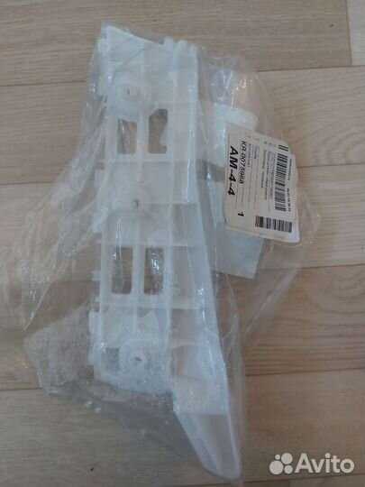 Кронштейн передний правый 5211547041