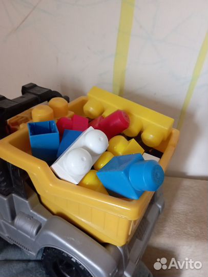 Грузовик -самосвал и конструктор mega blocks