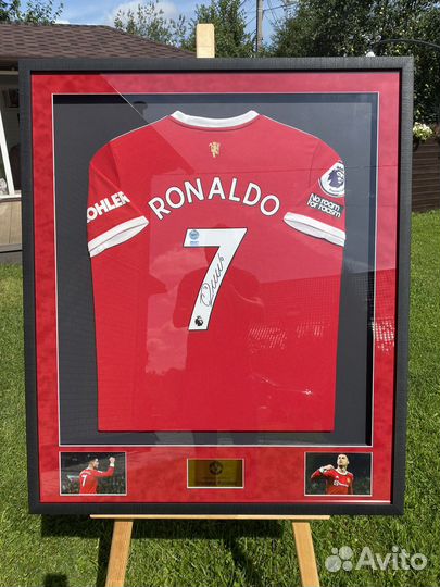 Футболка с автографом Роналду в багете