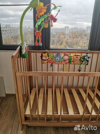 Детская кроватка с маятником и ящиком