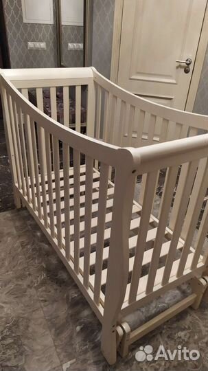 Детская кроватка с продольным маятником