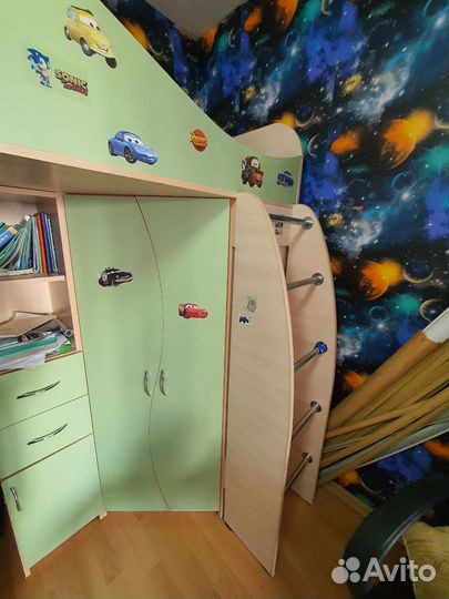 Детская кровать чердак со столом и шкафом