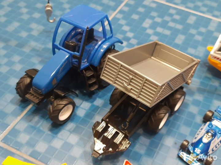 Трактор с прицепом кран автомобили дорожные знаки