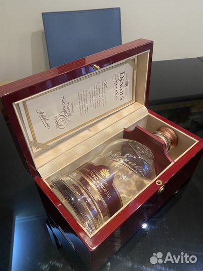 Бутылка с коробкой от Виски Dewar's Signature, gif