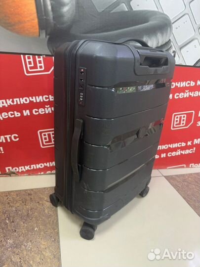 Большой чемодан на колесах