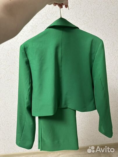 Брючный костюм женский 44 зеленый