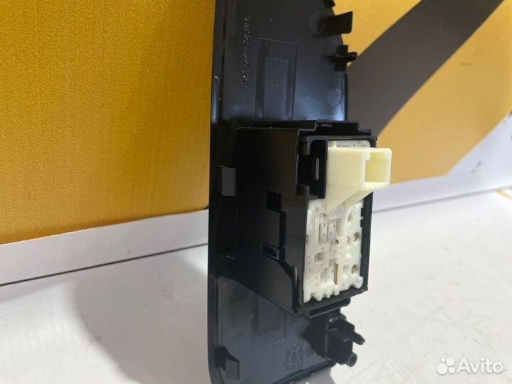 Кнопка стеклоподъемника передняя Toyota Land