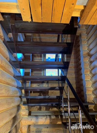 Лестница на металлокаркасе закрытого типа